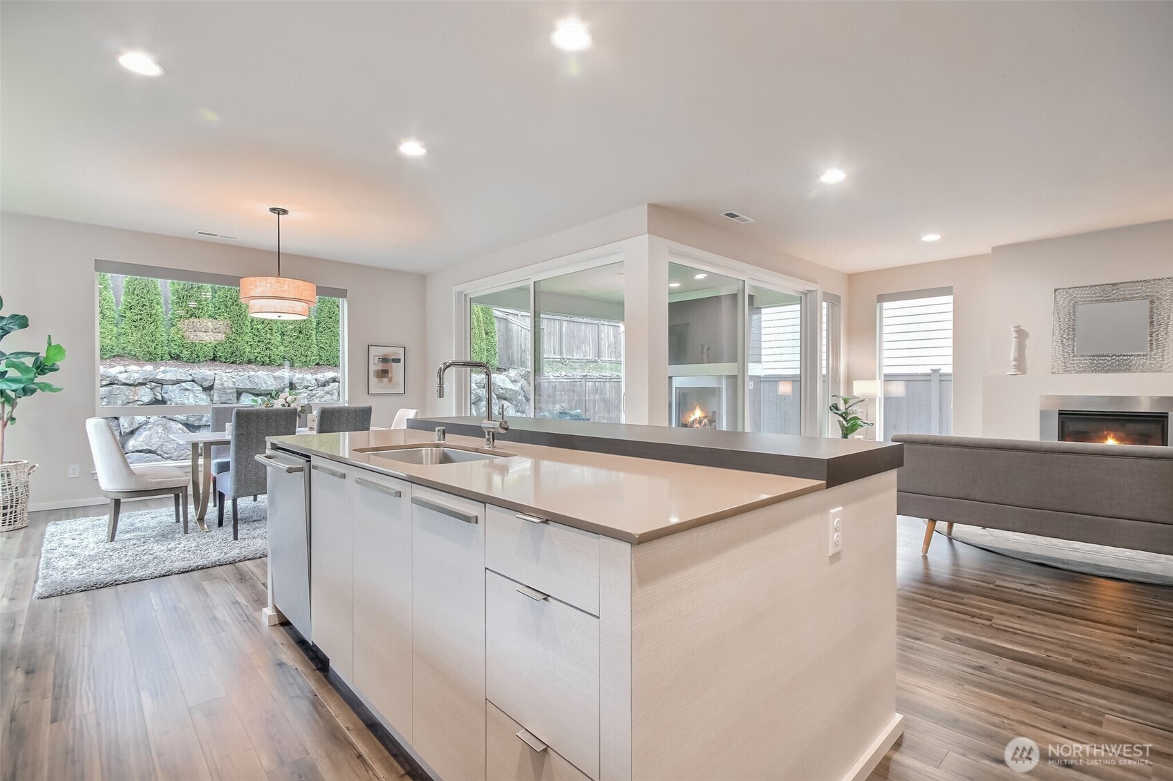 Huge island & eating bar