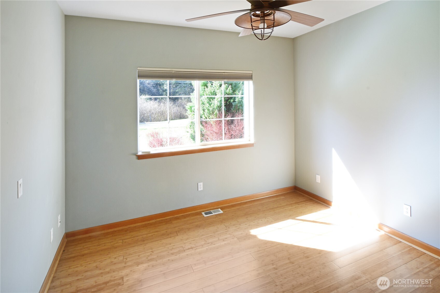 Well-appointed full bath with clean finishes and comfortable, easy-access layout.