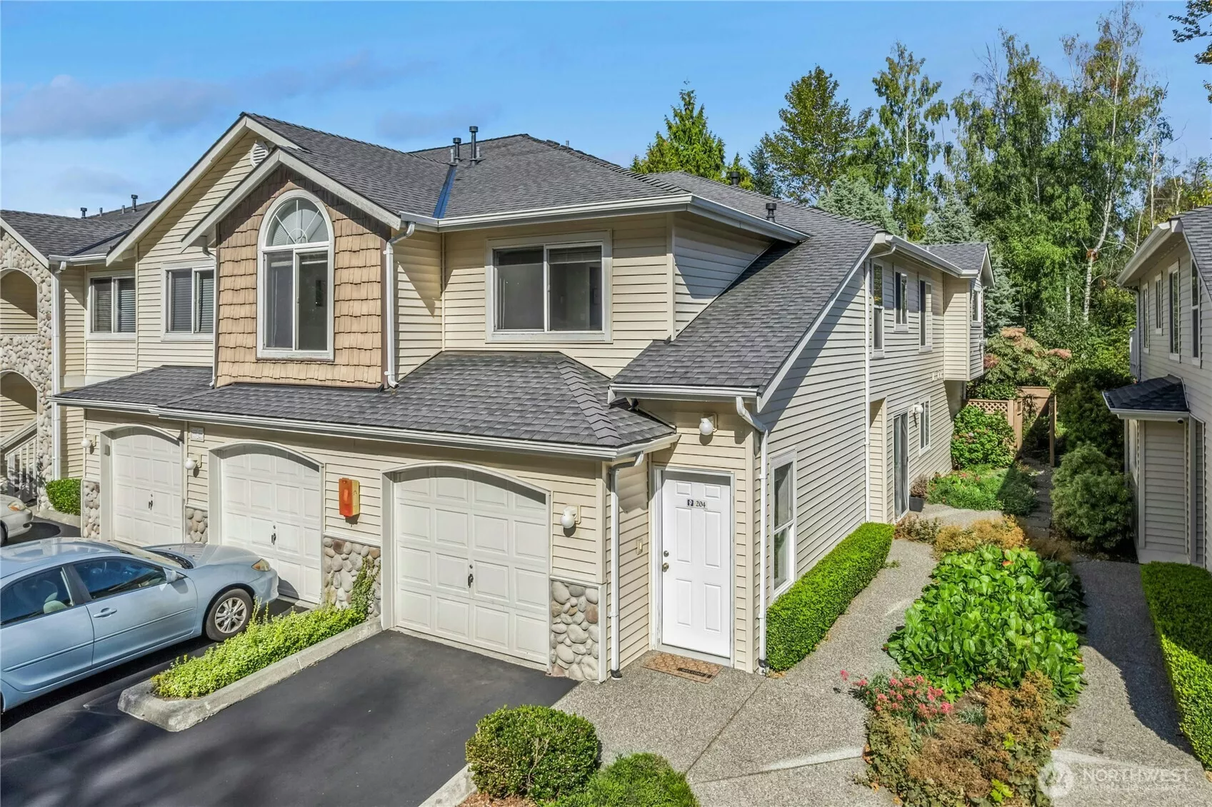 Sunfilled 3BR townhouse in convenient location