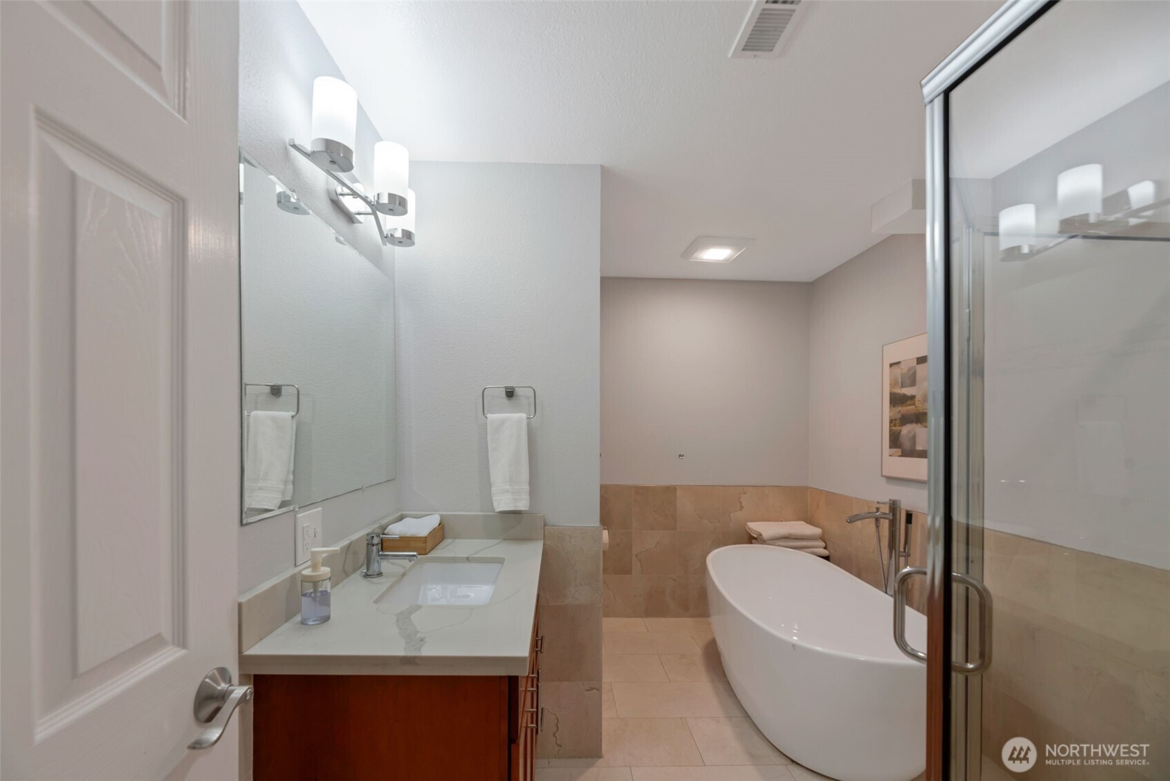 Beautiful full bathroom