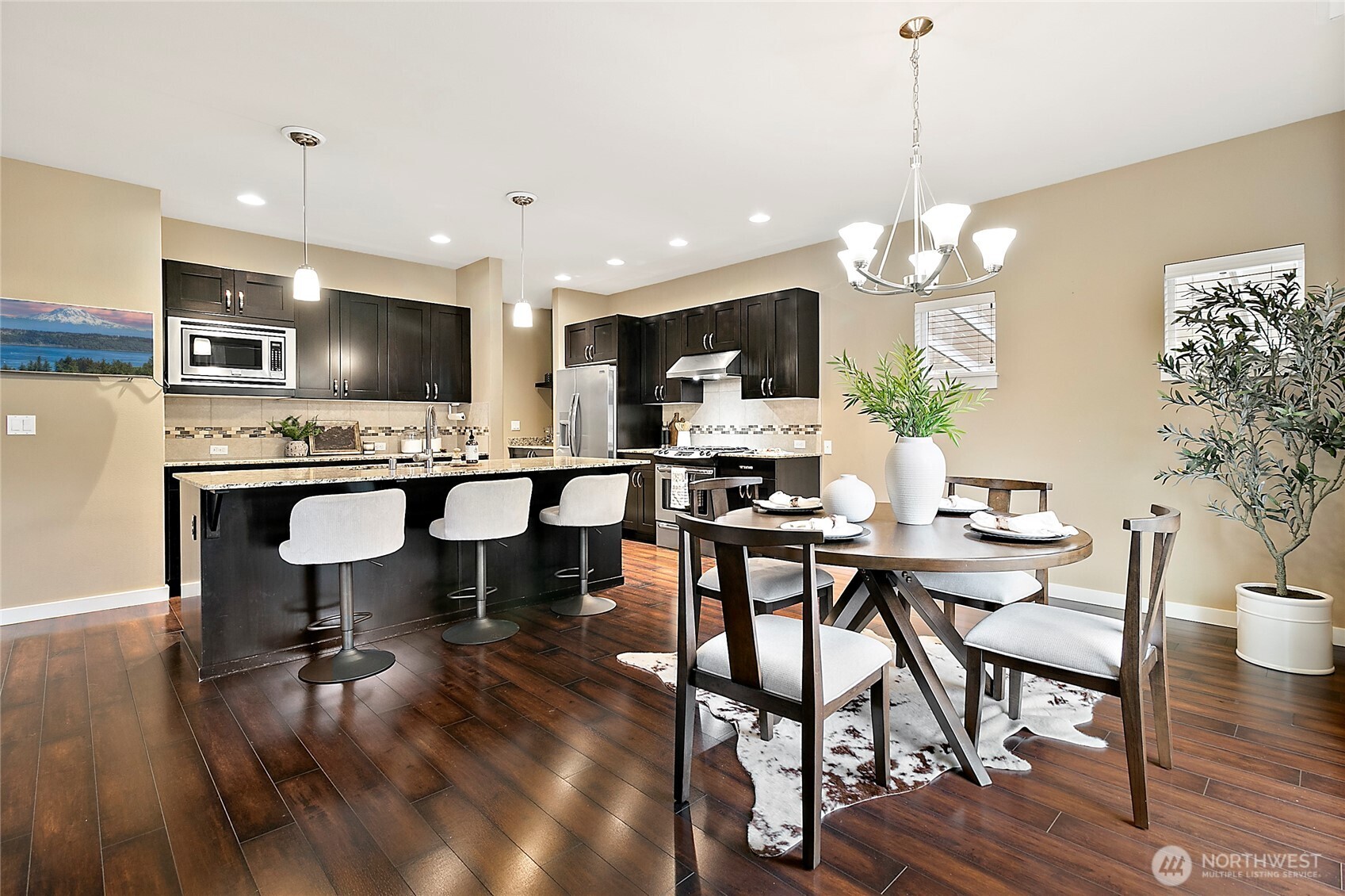 Open dining space connecting seamlessly into the kitchen space.