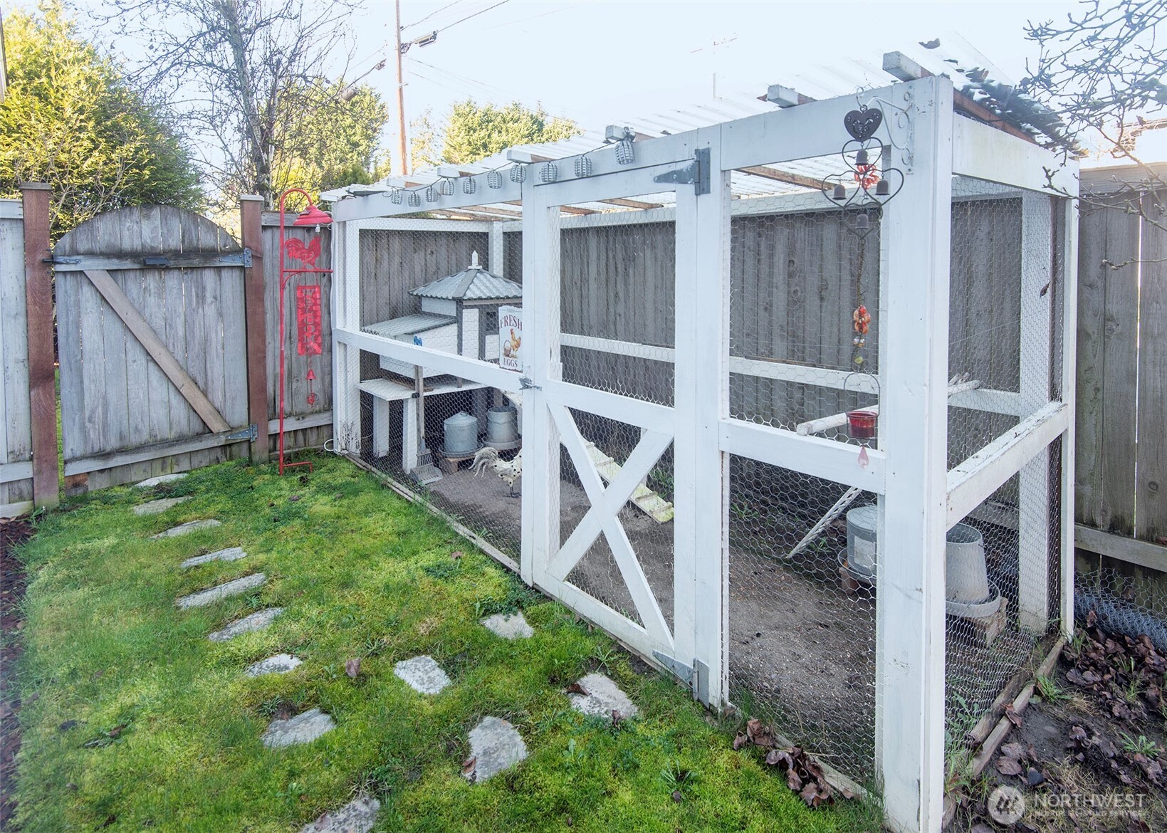 Absolutely darling chicken coop.
