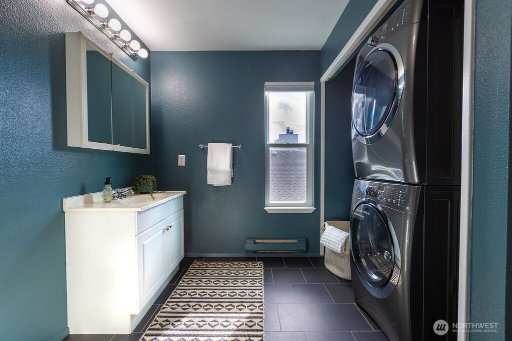 Upstairs Bathroom & Washer Dryer
