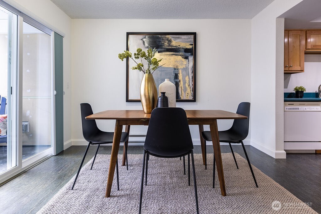 Dining room & balcony