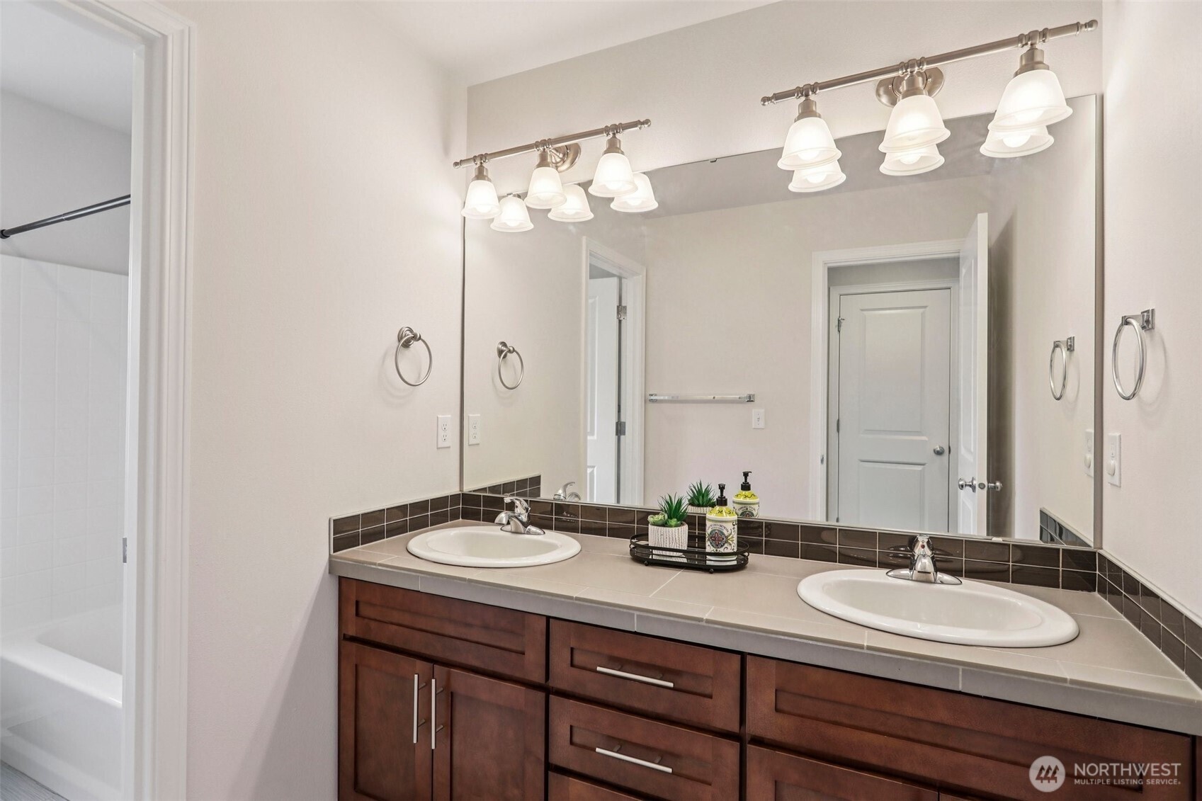 Guest bath with dual vanity