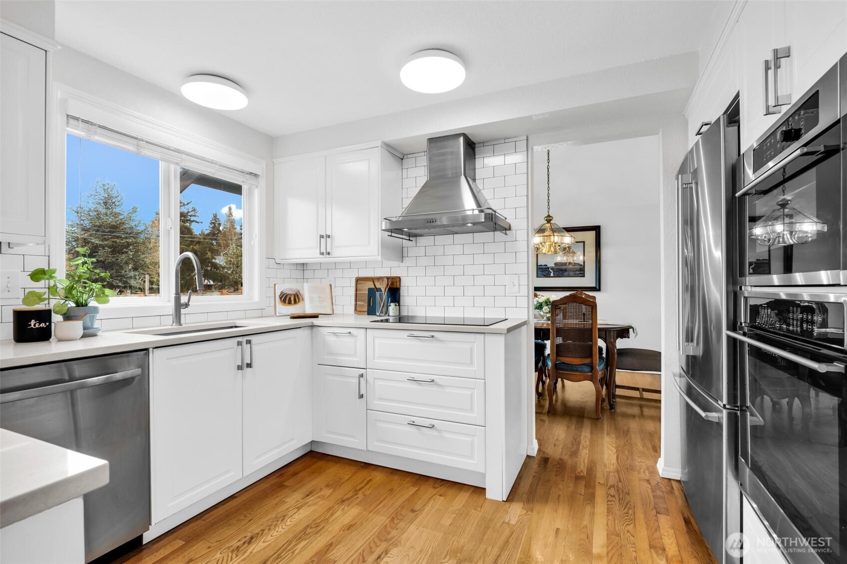 Quartz countertops and soft close drawers