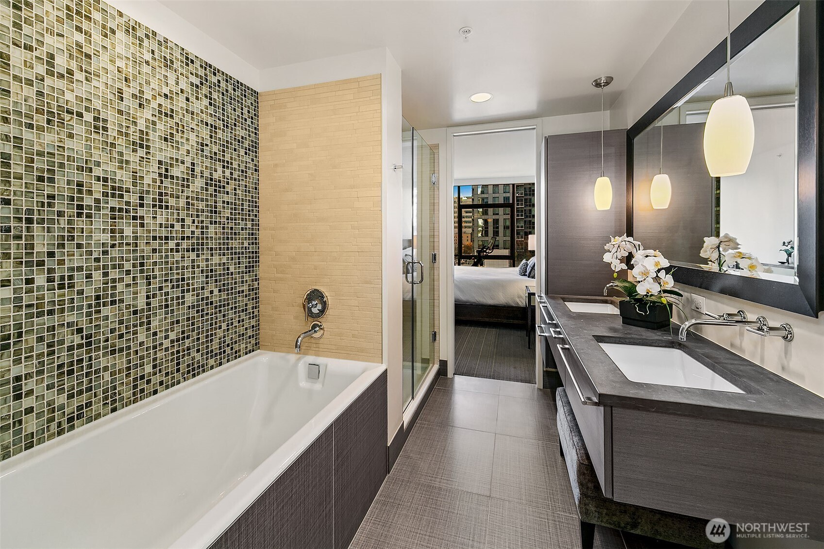 This bathtub is huge - fits Tea-for-Two!