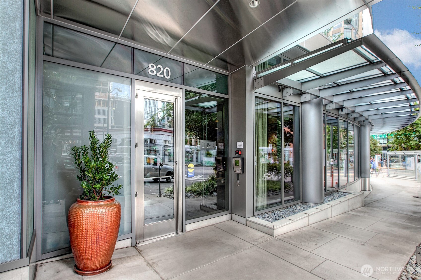 The curve is highlighted at the Enso lobby entrance too.