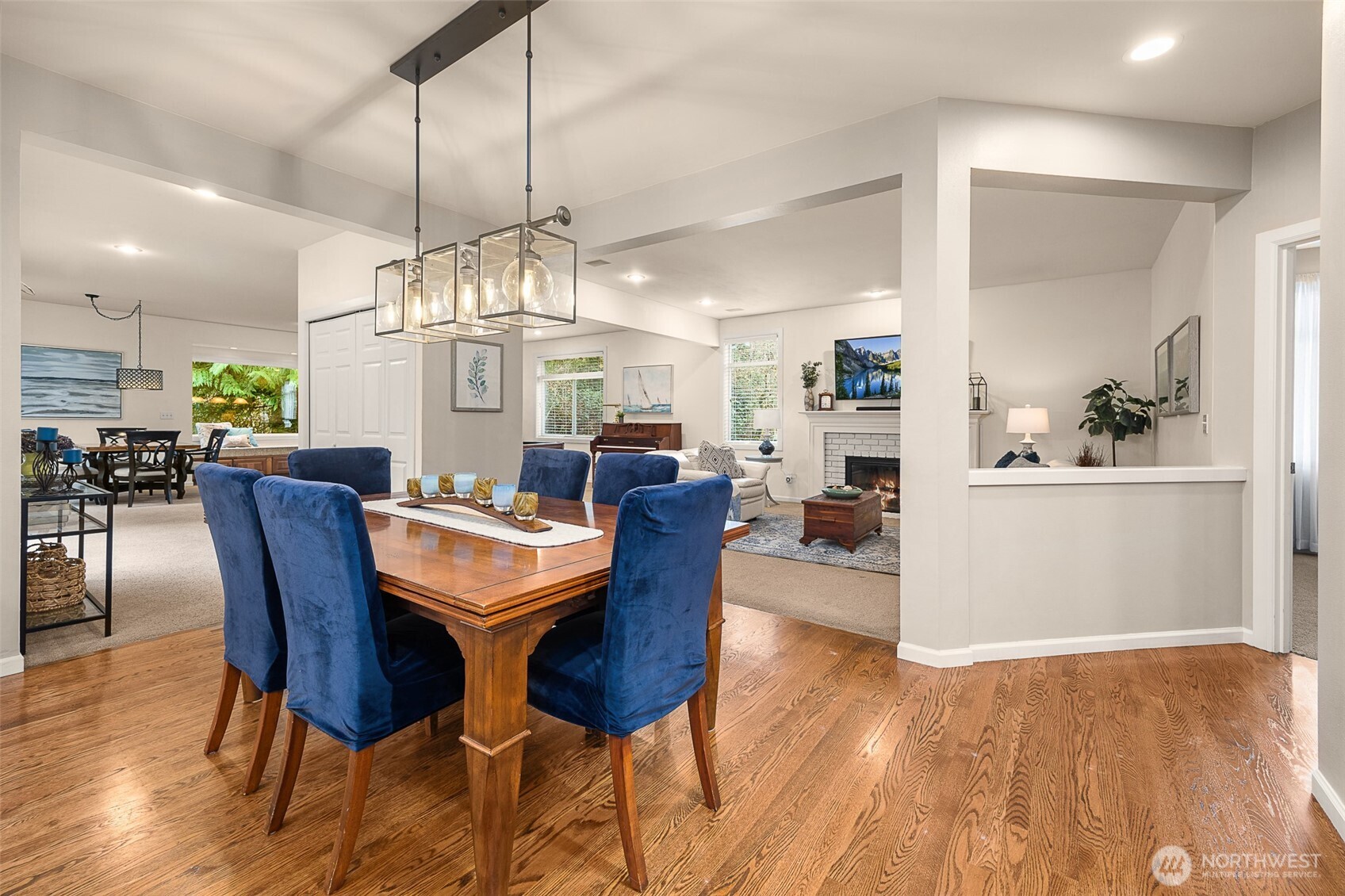 Functional kitchen w/ eating space and integrated desk