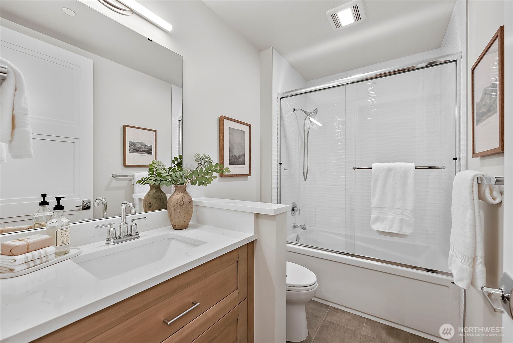 Secondary bathroom - 5-piece with integrated sink in vanity, enclosed shower and tub with sliding glass door, pony wall diving toliet and vanity , bright and modern style.