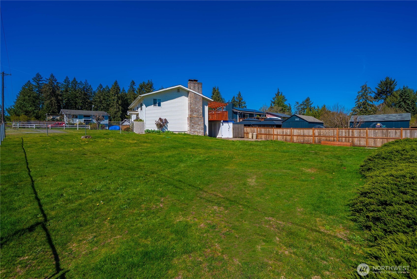 Huge fenced side yard