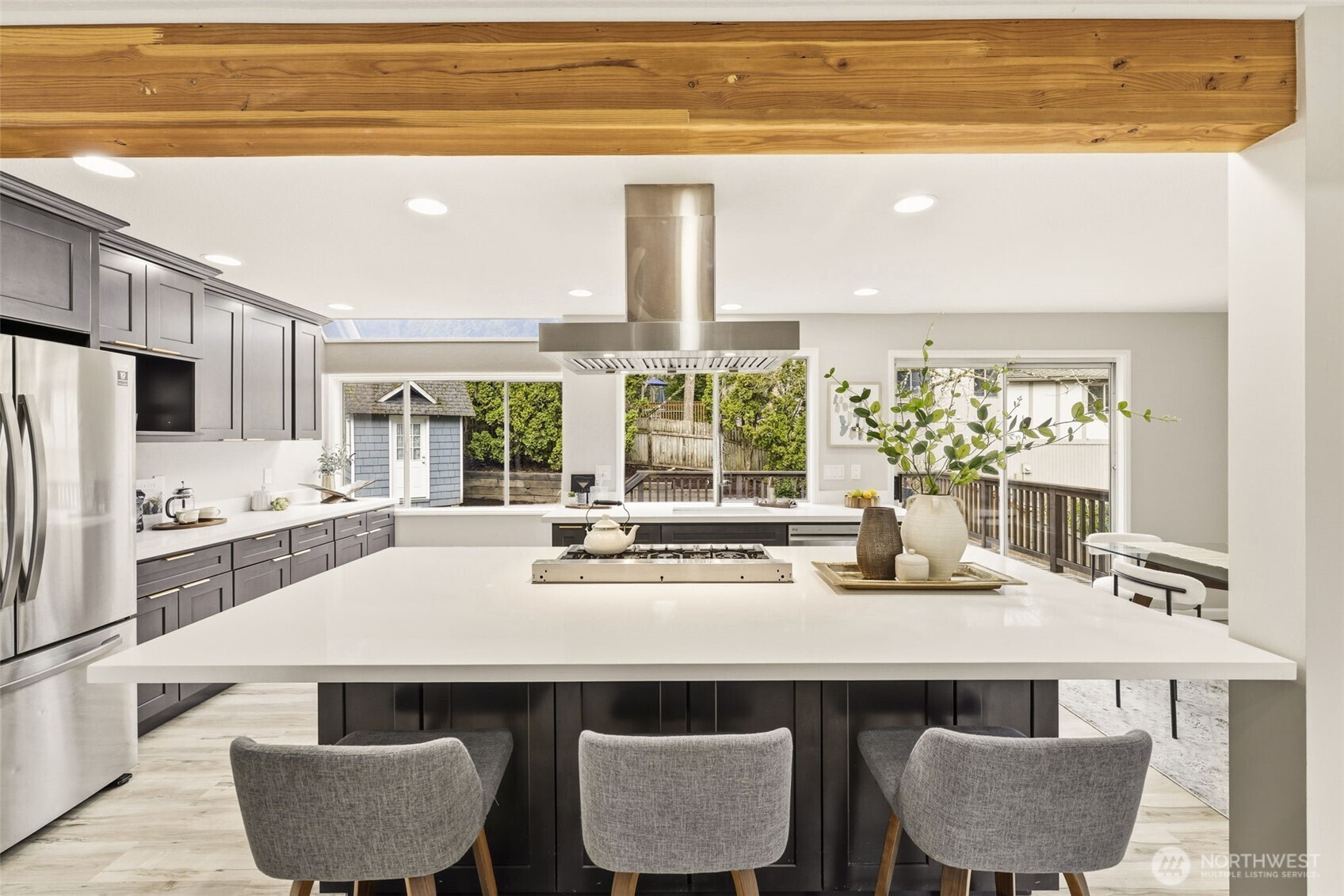 Spacious island ideal for gathering