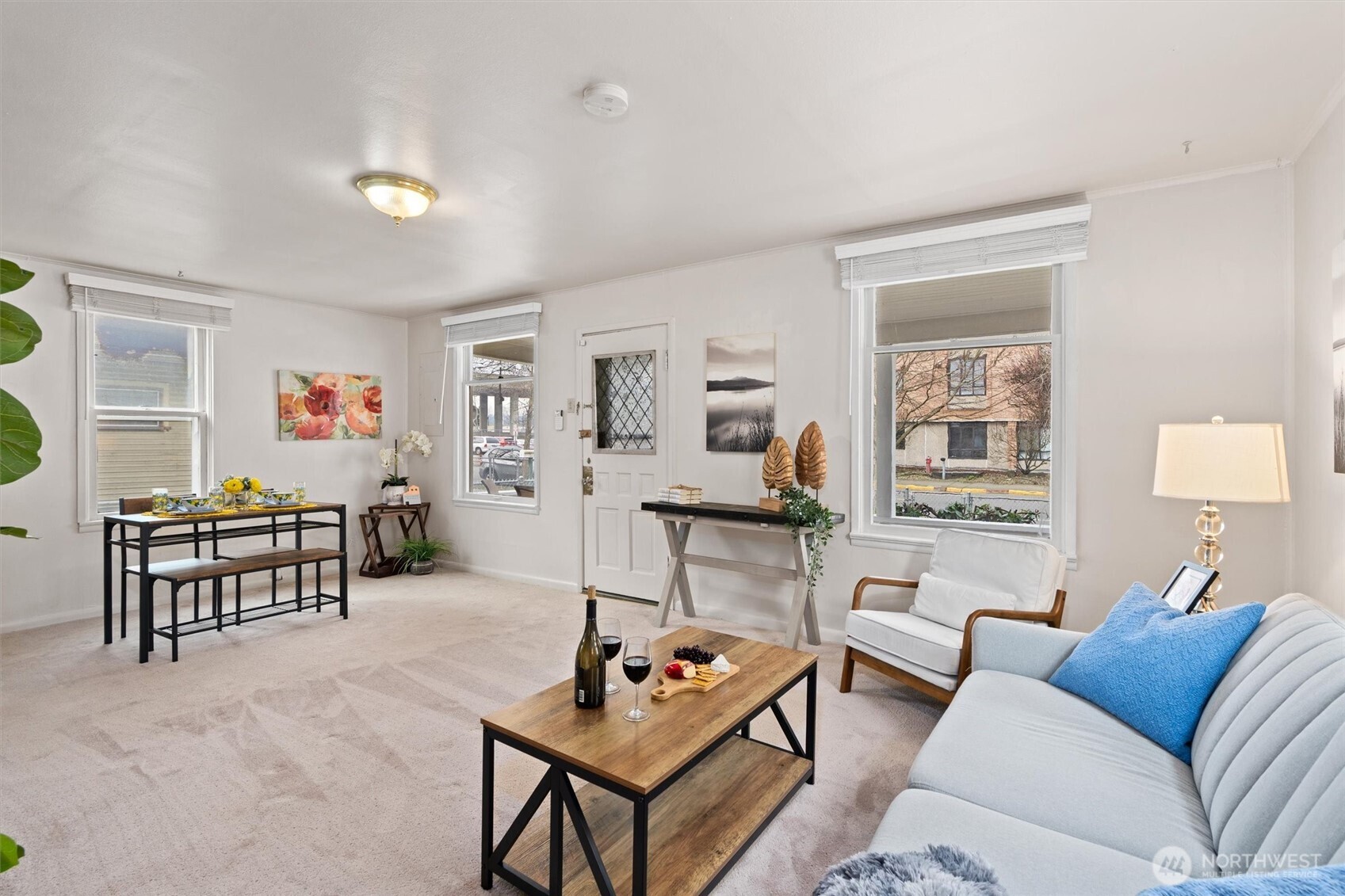 Open concept with living room an Dinning