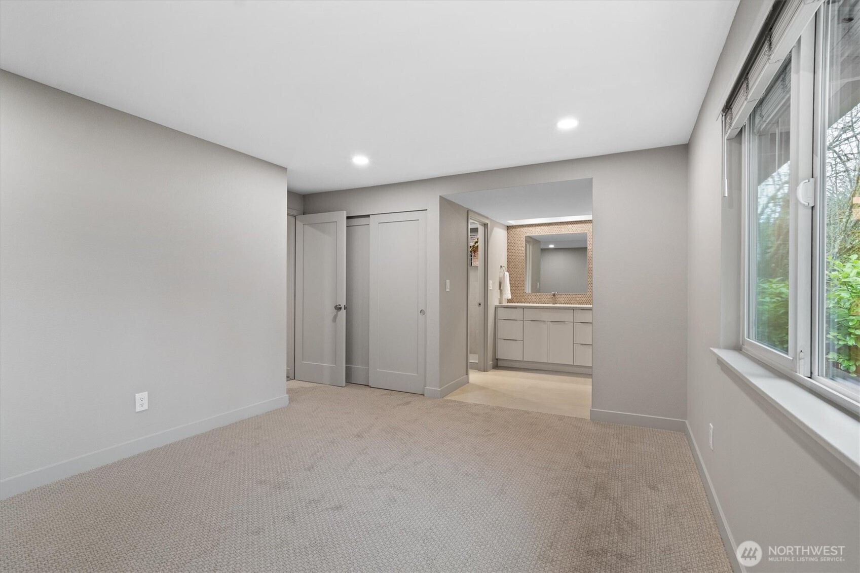 Primary bed with private bathroom!