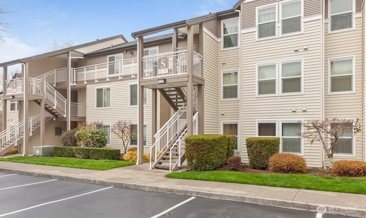 One of the best units in the complex. Top floor, with lovely views.