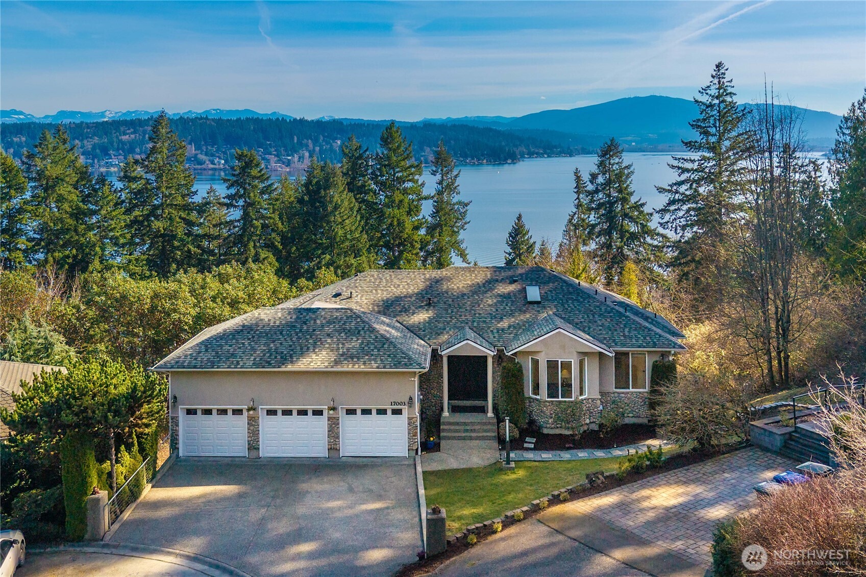 Expansive living spaces with stunning views offer exceptional scale & flexibility