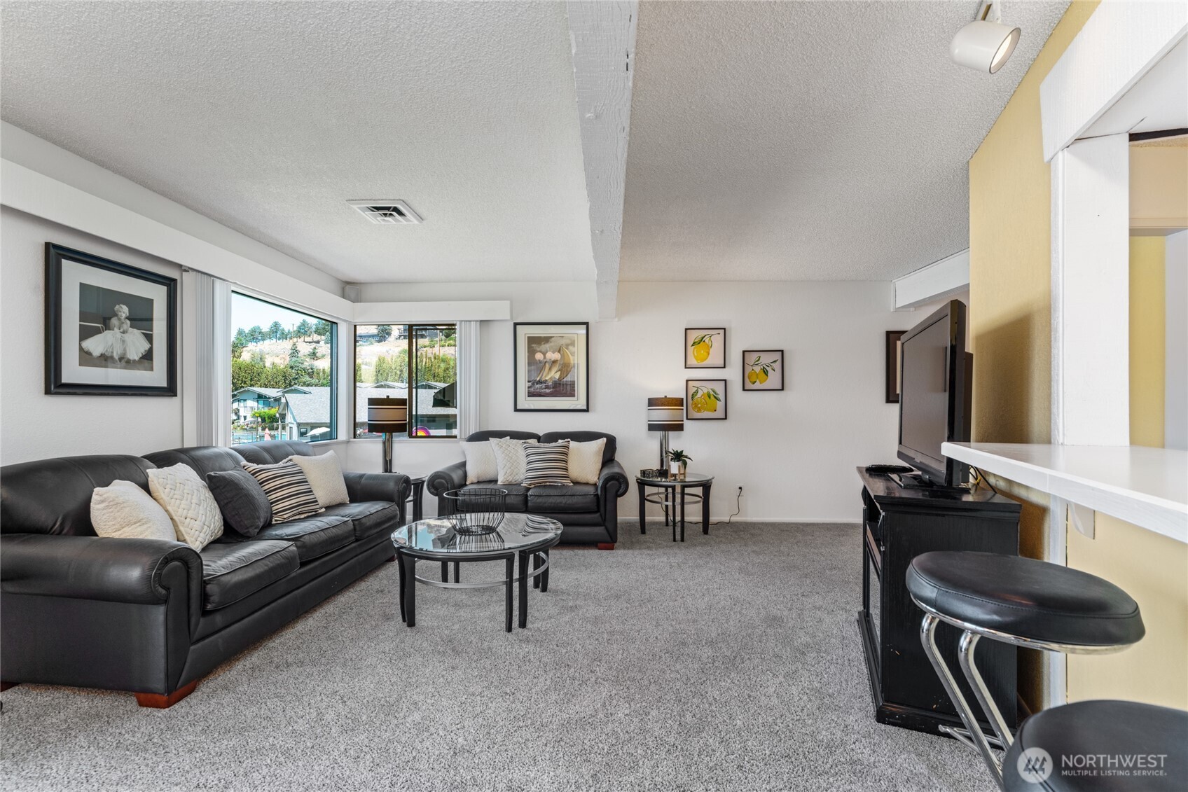 Living room with views of Lake Chelan and the sit up bar off the kitchen.