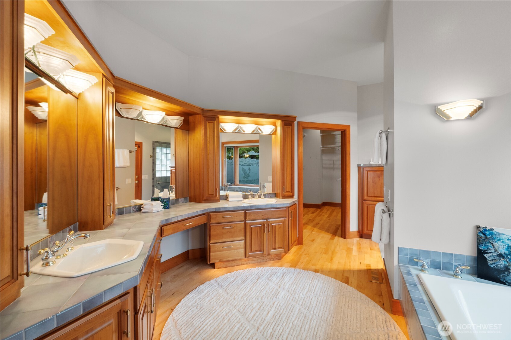 Double sinks, soaking tub