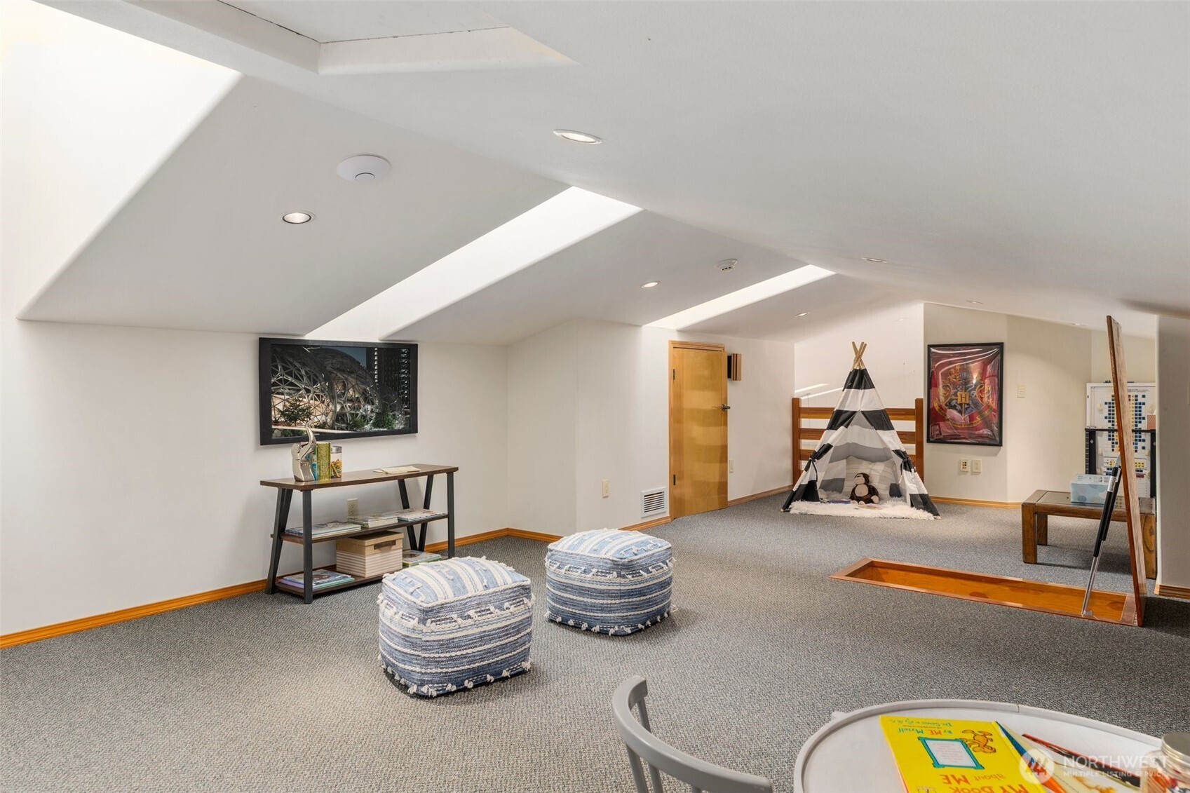 Bonus attic space that's very usable, has skylights, A/C, and over 6ft of headspace to walk around. Accessable from a walkup ladder from your hallway.