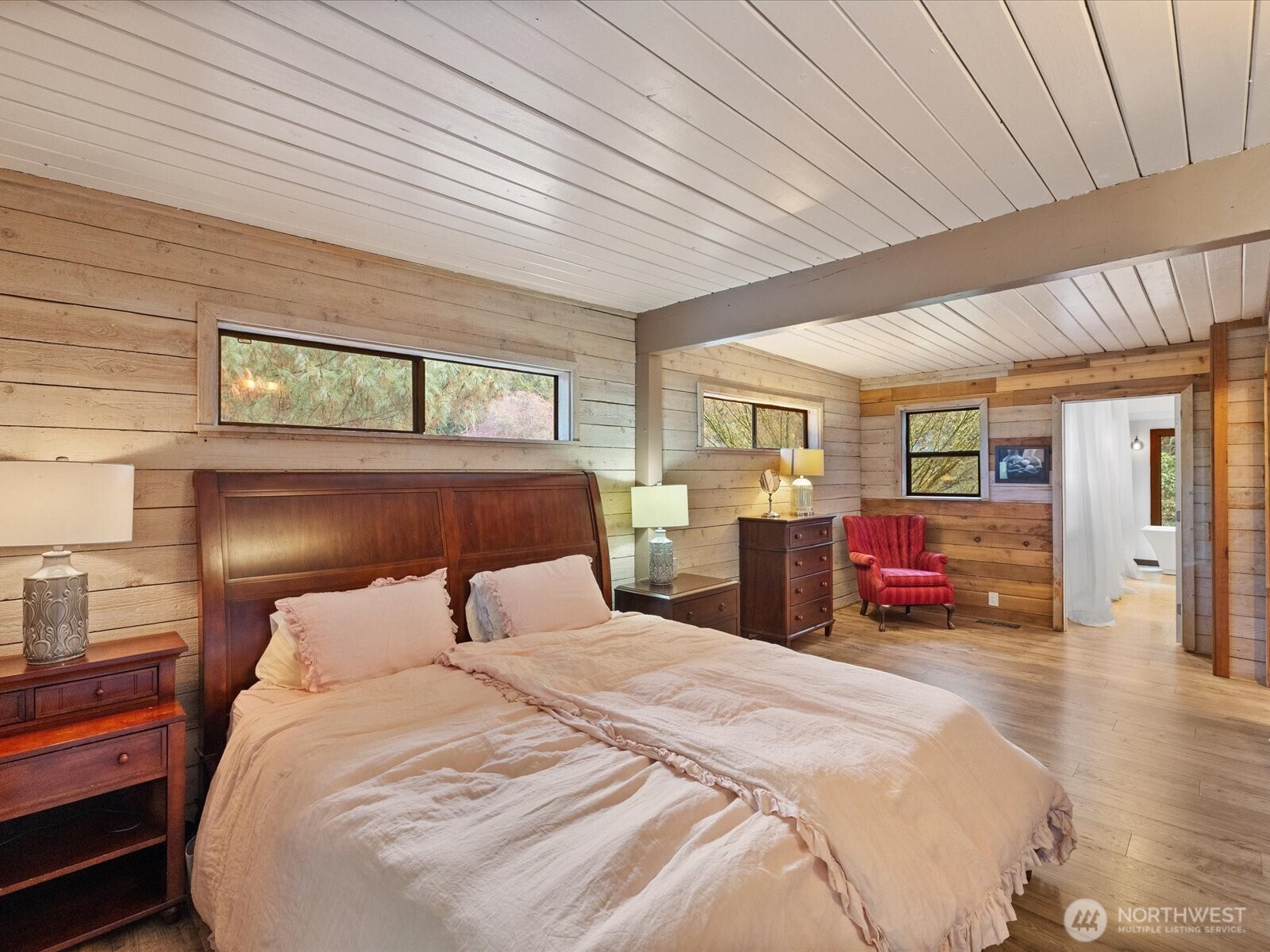 Spacious primary bedroom with en-suite bathroom & walk in closet.