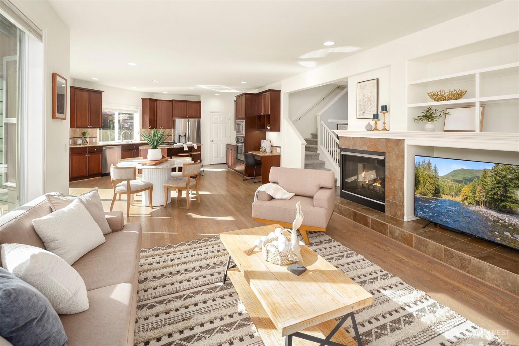 Outdoor patio entertaining just thru kitchen sliding door