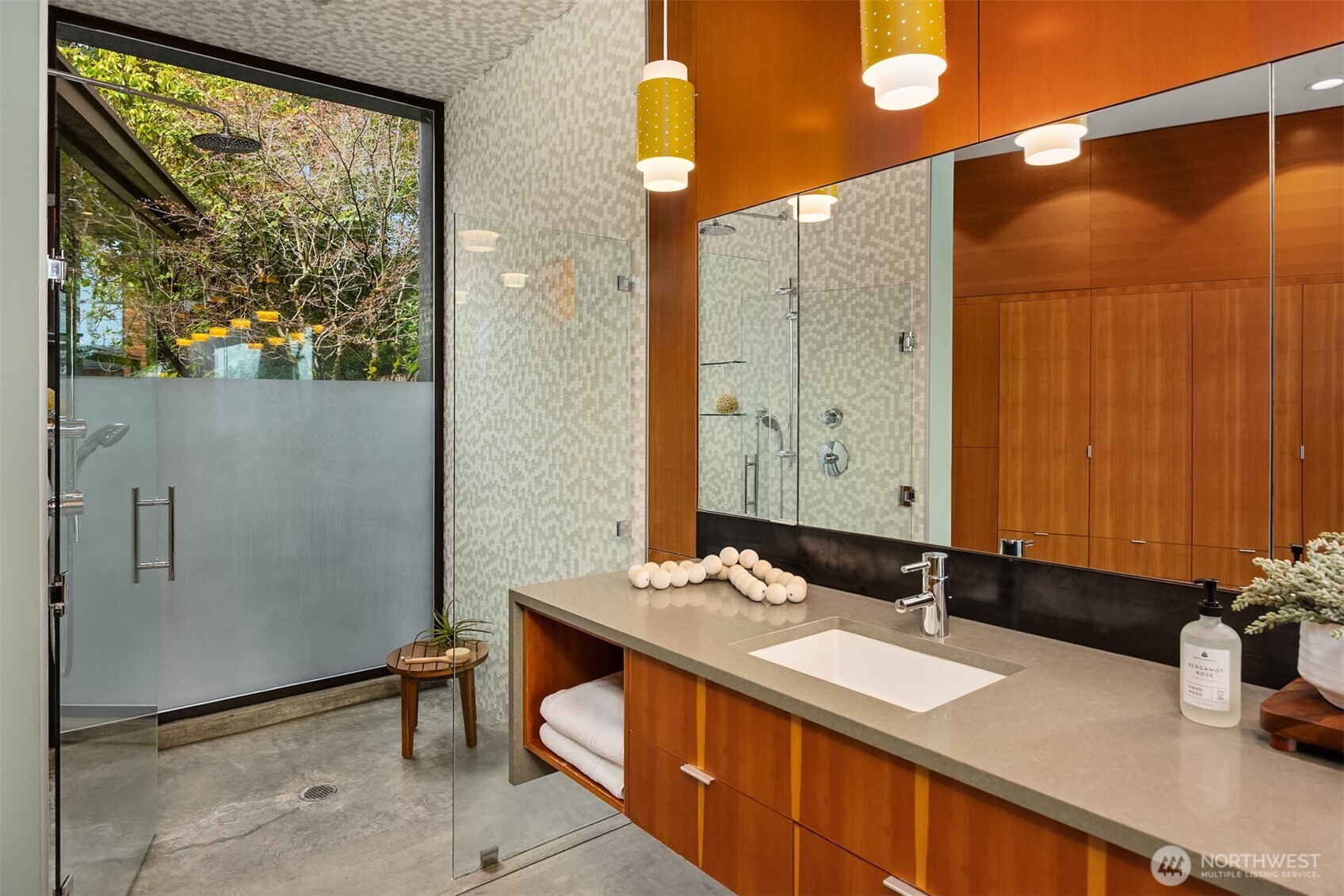 Main house 1st floor primary bath