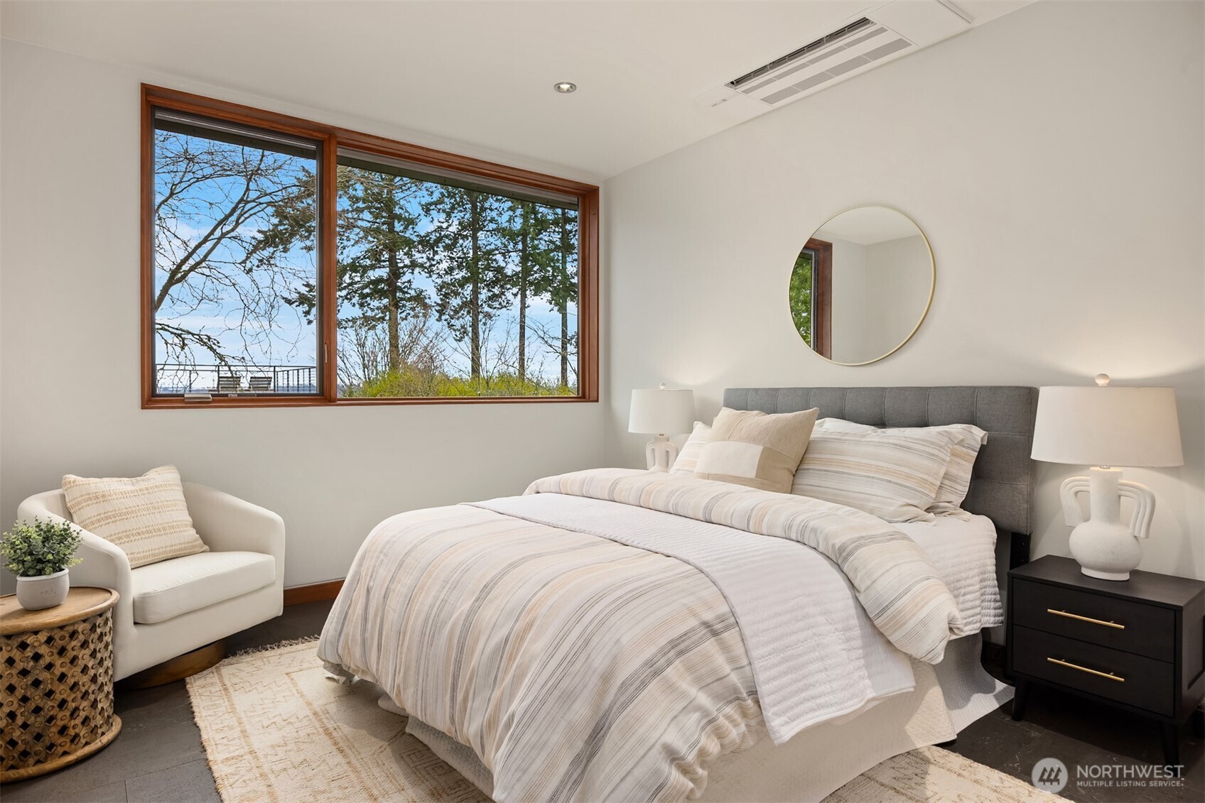 Eastwing 2nd floor primary with private bath