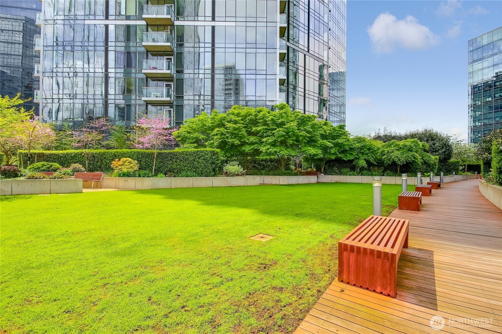 Green area to sit and relax in the urban garden