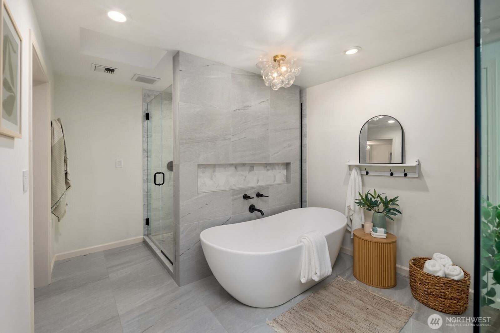Spa-inspired en suite bathroom