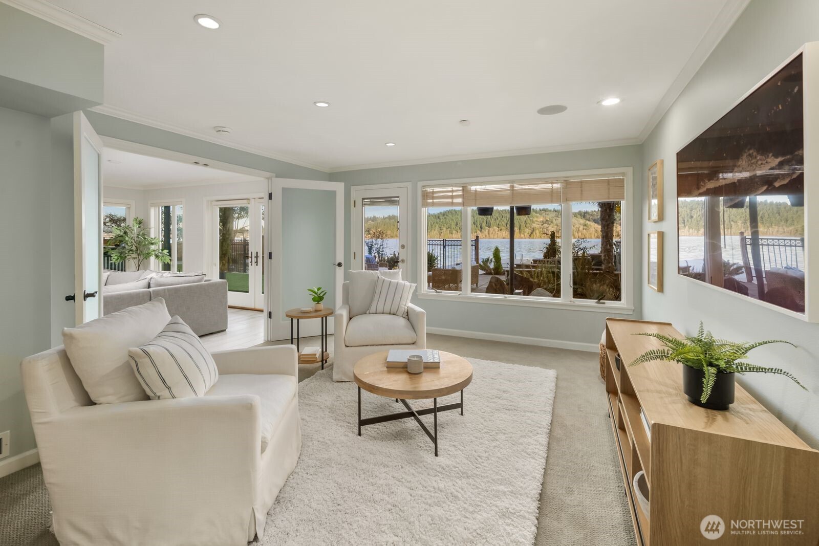 Flex room off lower level living room