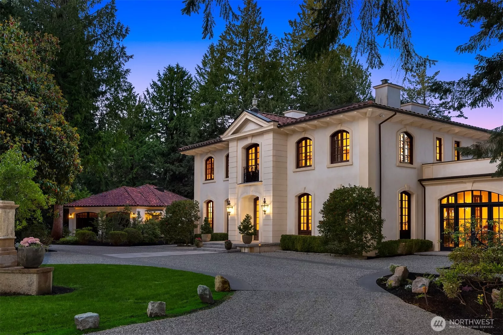 Long winding driveway to front of house