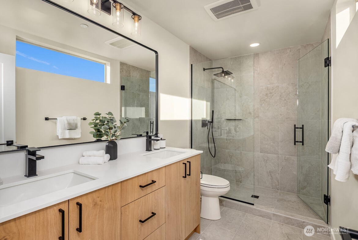 Photos are of a similar model and are for illustrative purposes only. Actual home, finishes, and features may vary.