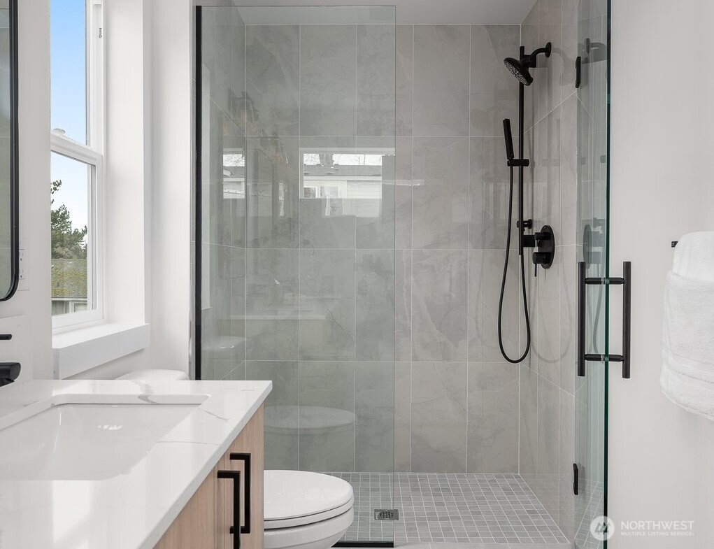 Photos are of a similar model and are for illustrative purposes only. Actual home, finishes, and features may vary.