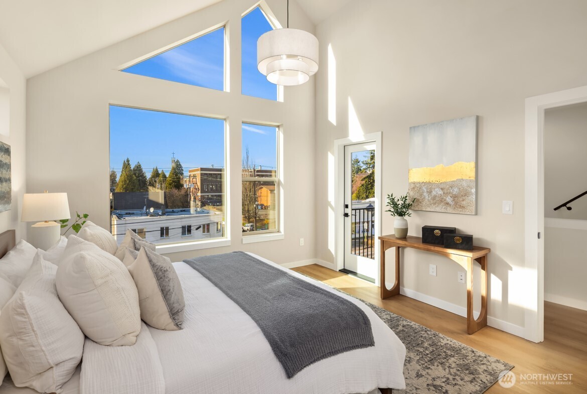 Photos are of a similar model and are for illustrative purposes only. Actual home, finishes, and features may vary.