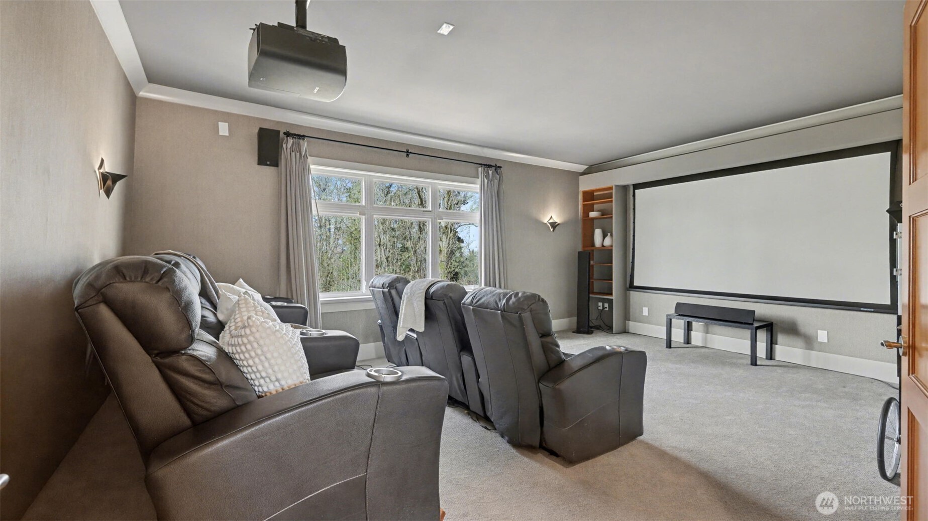 Full Blackout theatre room upstairs with projection screen, just in time for Mariner's season or a movie!