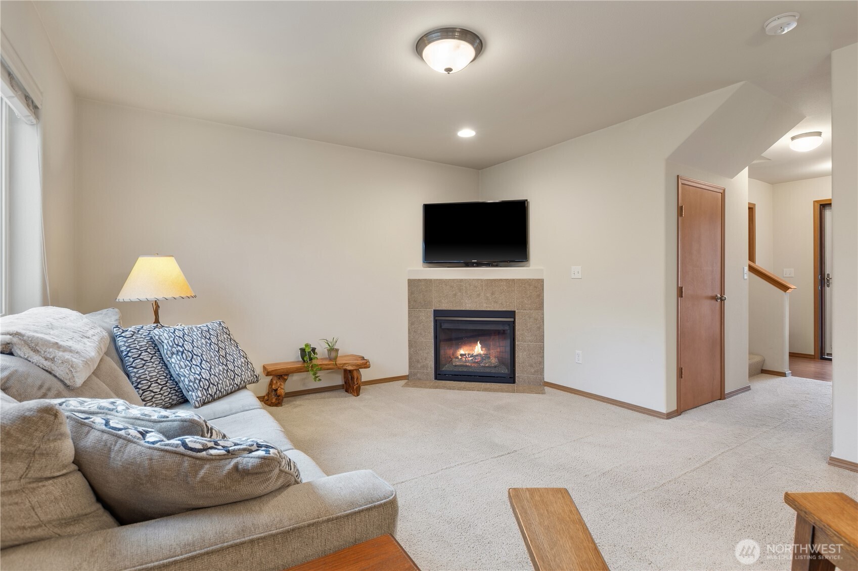 Light and bright spacious living room!