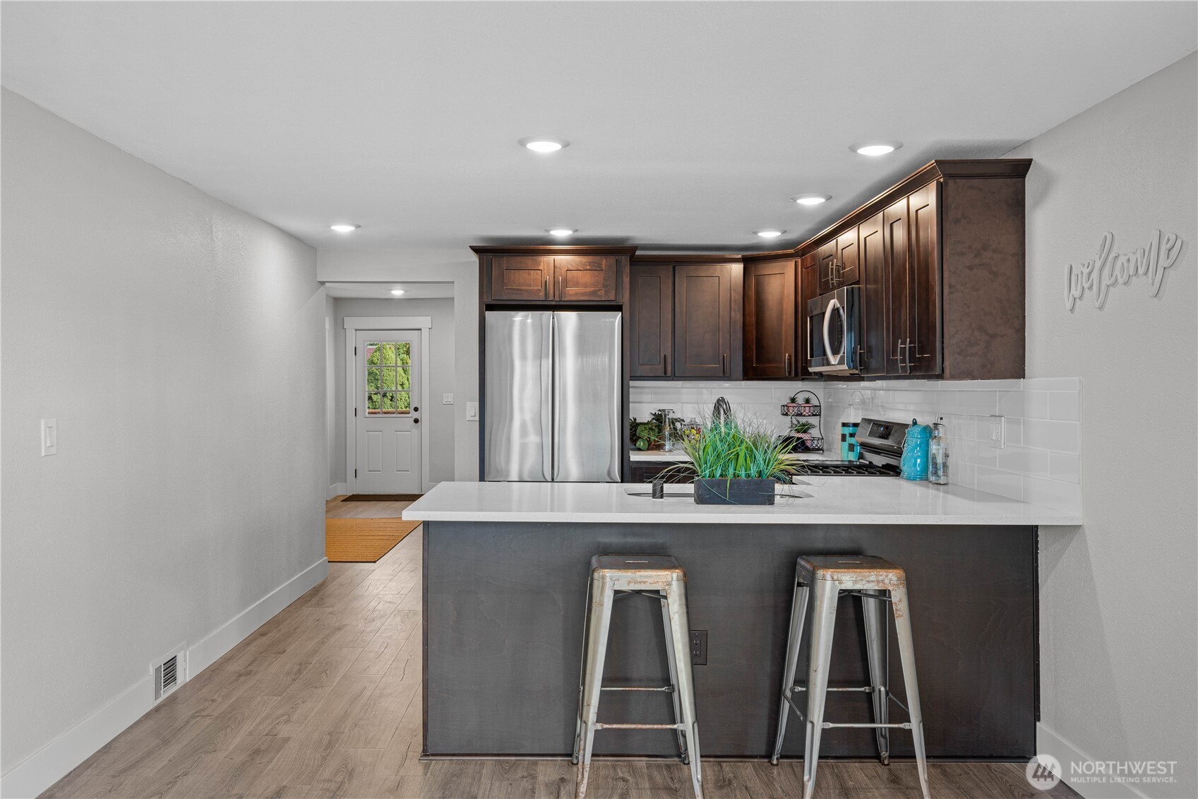 Breakfast Bar made for two! Cozy!