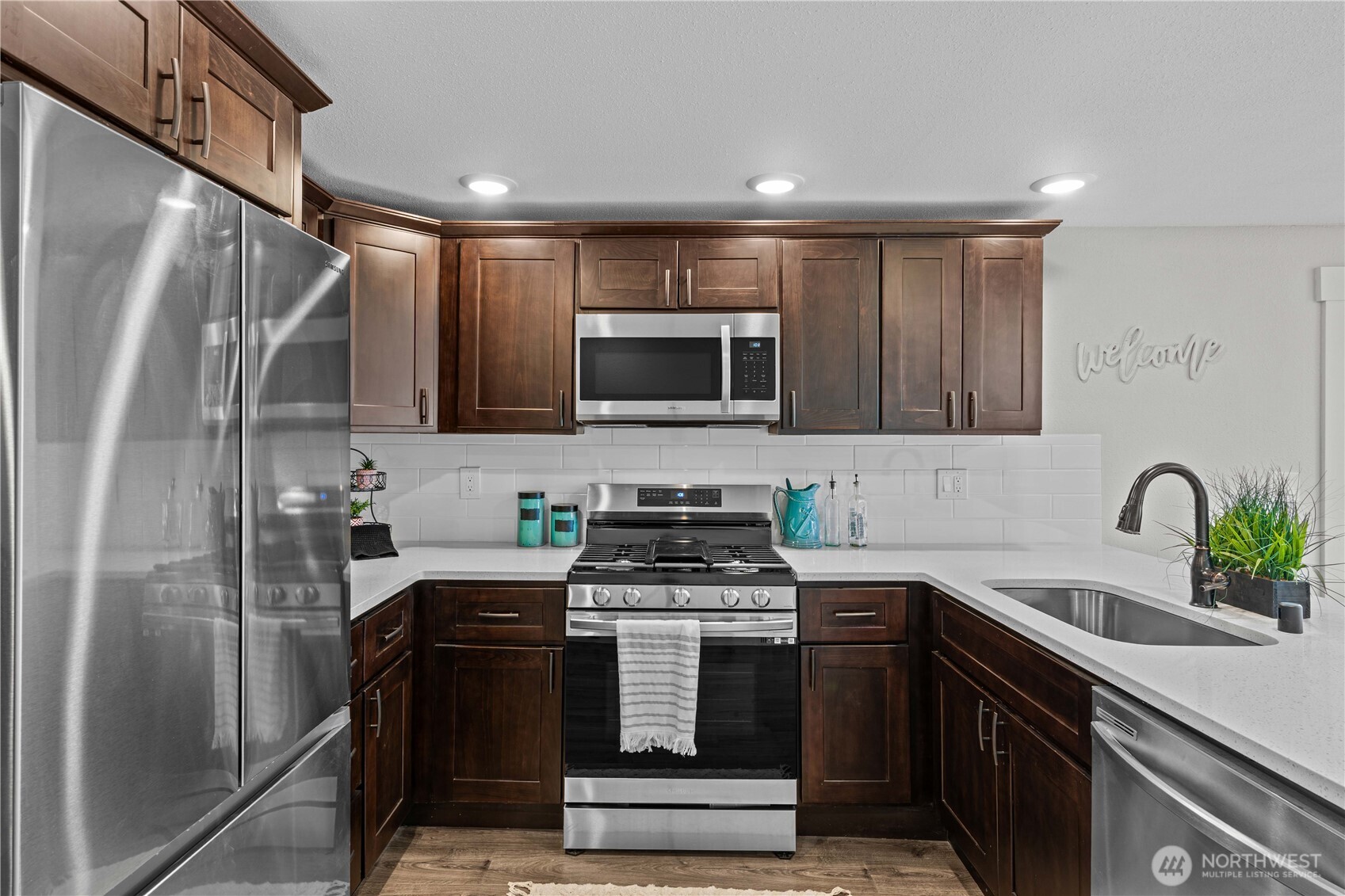 Super efficient gas range! Notice the New Cabinets have Door/Drawer pulls and crown molding!