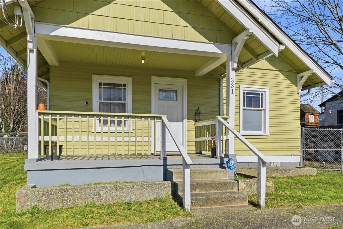 Front porch welcomes you and your guests HOME>