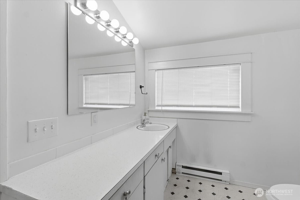Full conter space, plenty of natural light too.