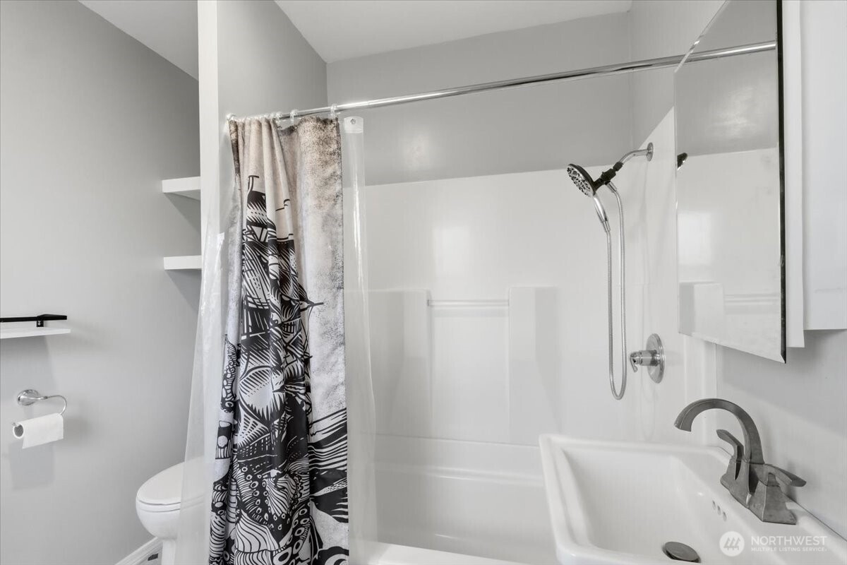 Jack & Jill style bathroom with tub/shower.