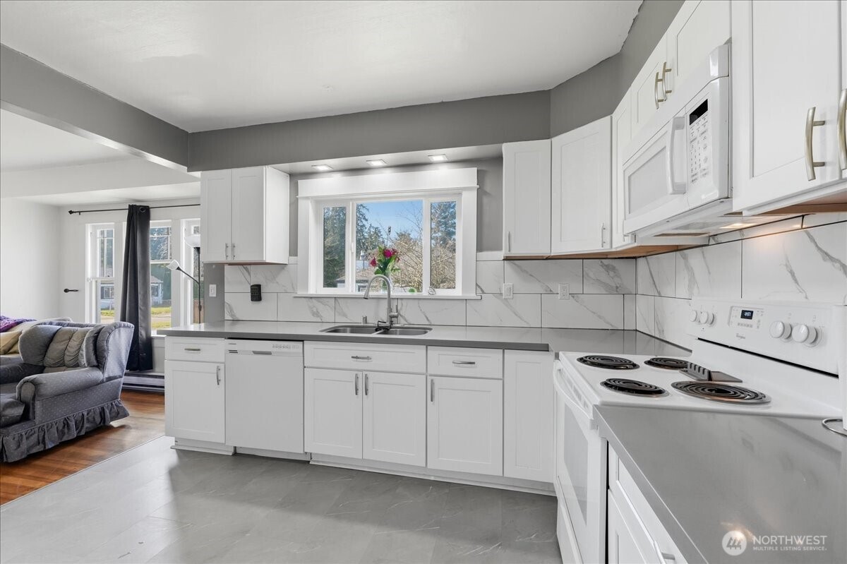 Clean and bright kitchen, a joy to work in.