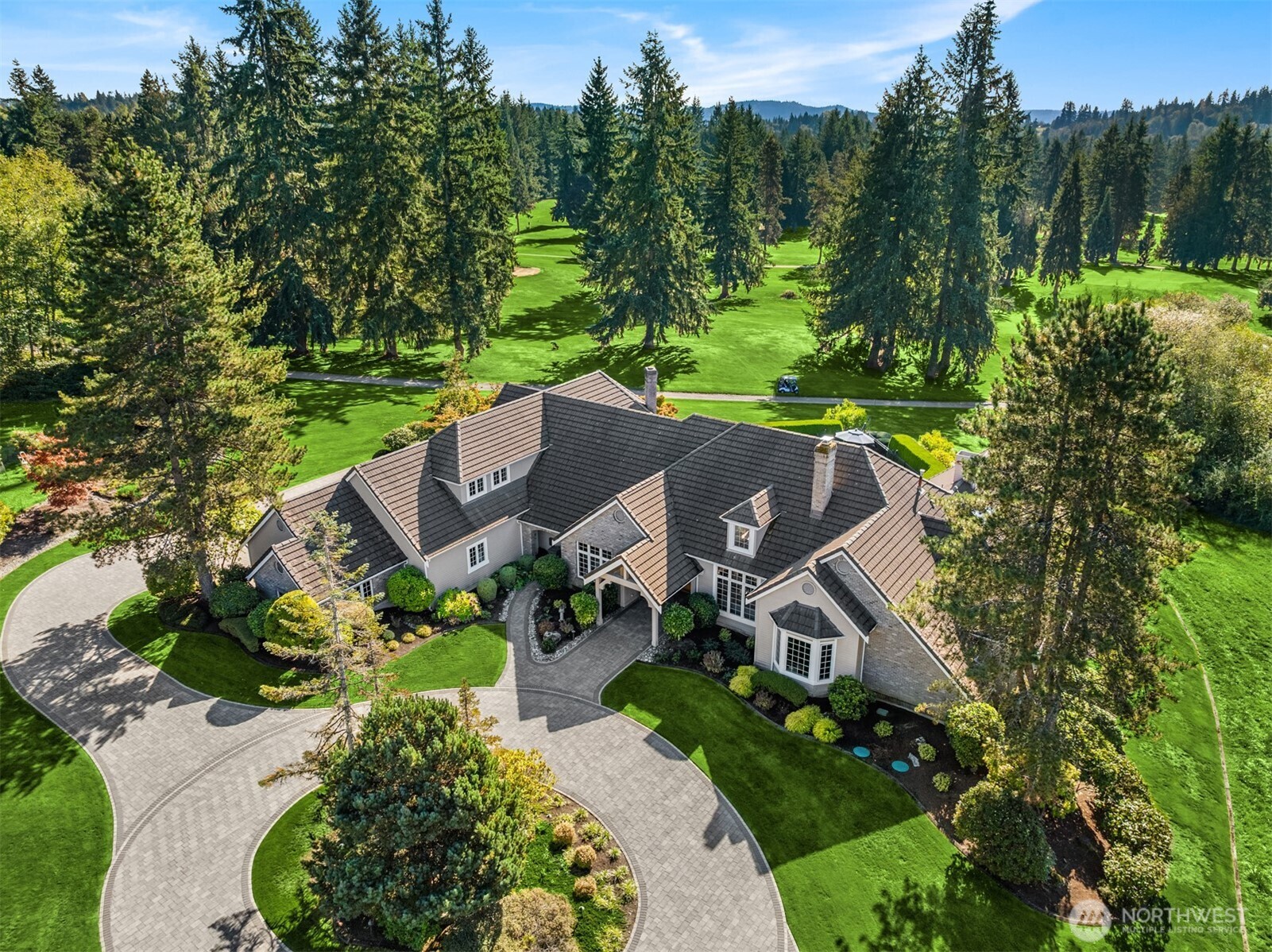 Perfectly positioned along the 8th fairway of Snohomish Golf Course, where mornings begin with tee-offs and evenings end in golden fairway sunsets.
