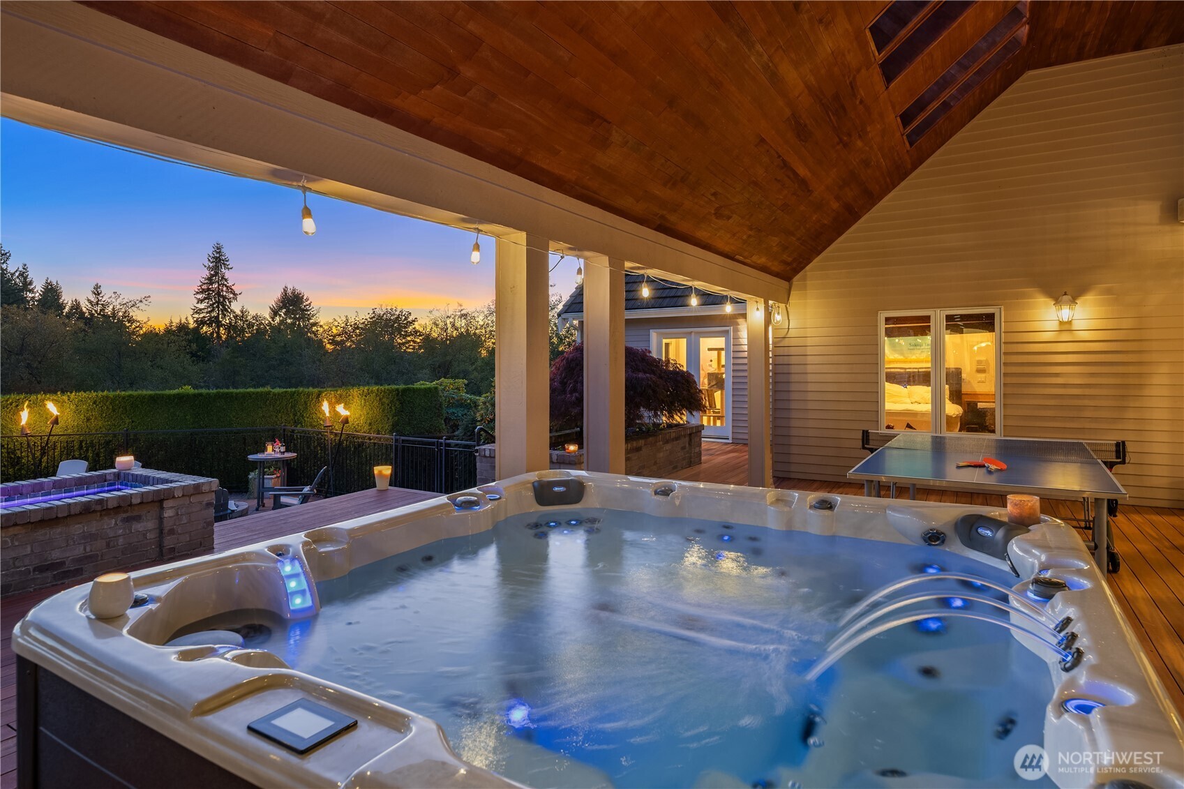 After the show, slip into the expansive hot tub and unwind beneath a canopy of stars.