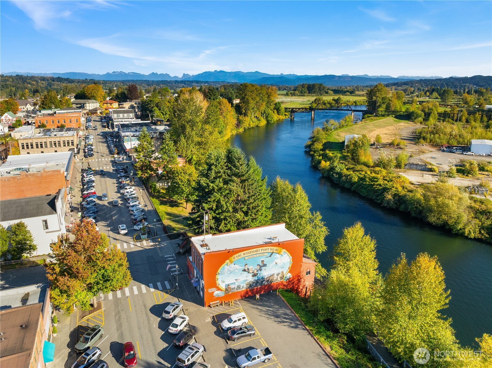 Just five minutes to downtown for fine dining, boutiques, and charming local shops.