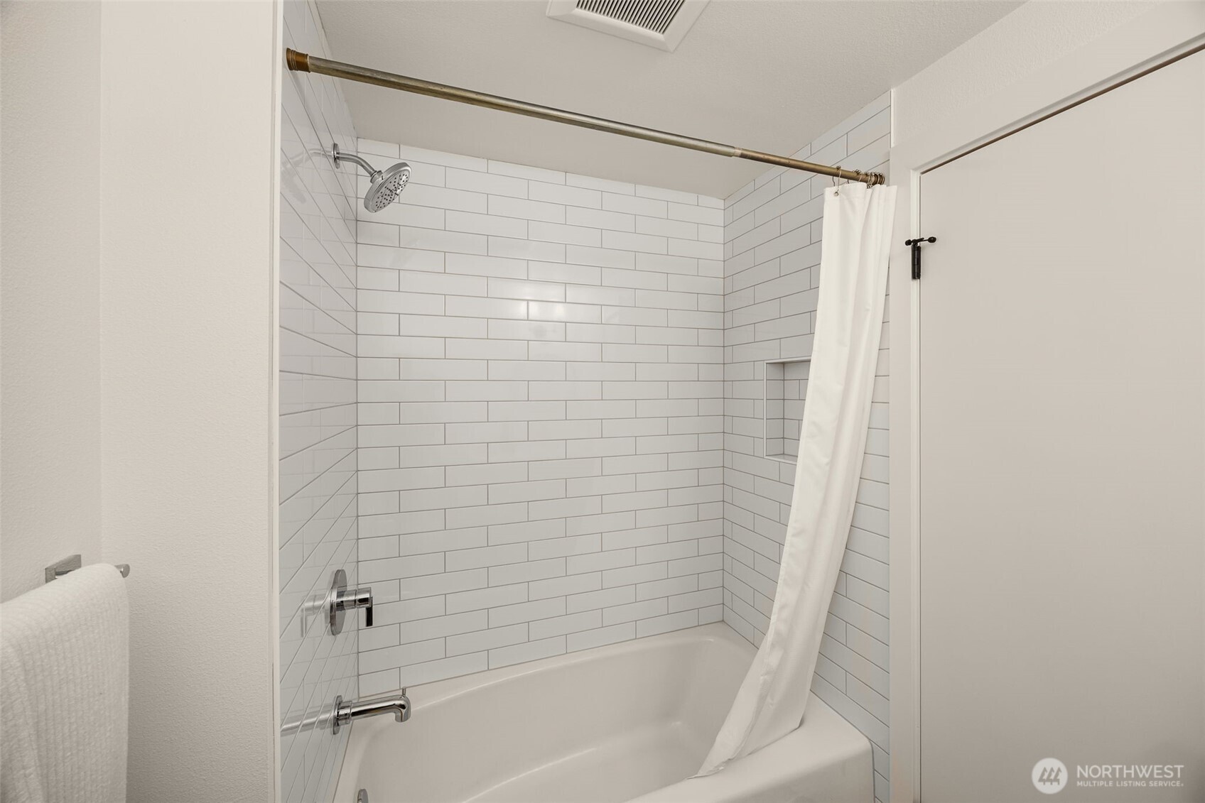 Upper level full bath.