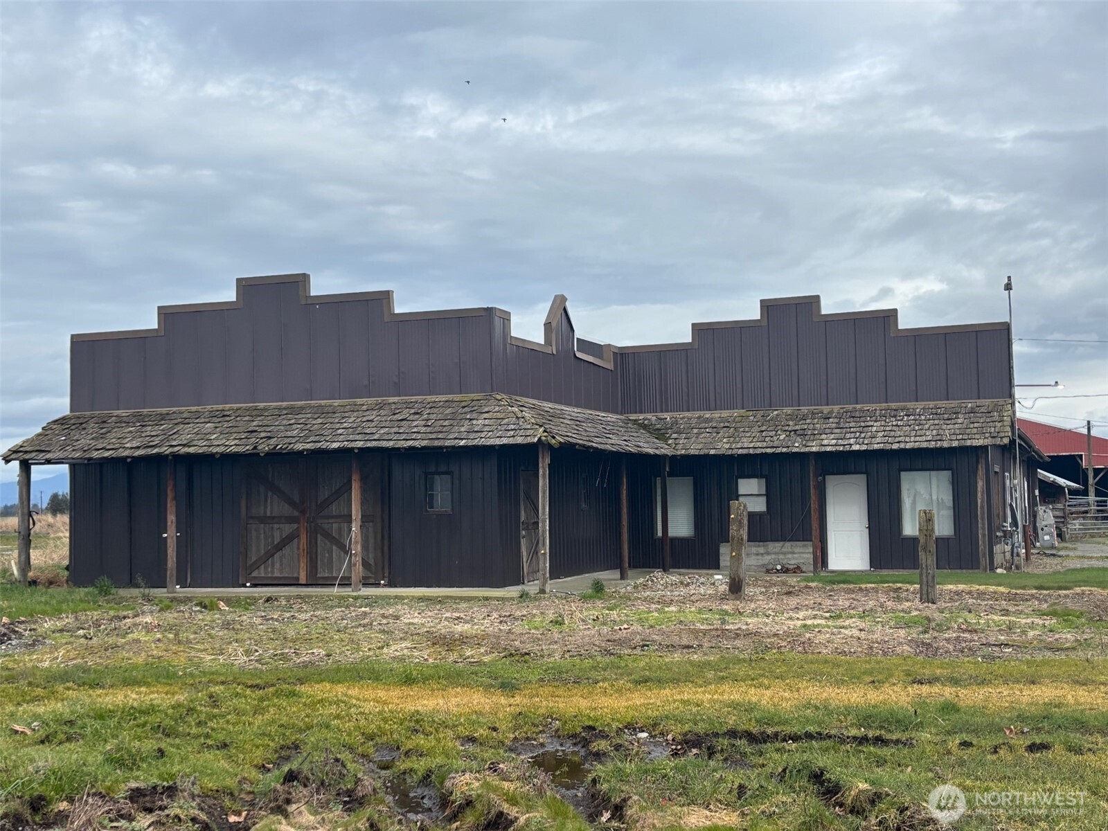 Covered commodity stalls and bunker area.