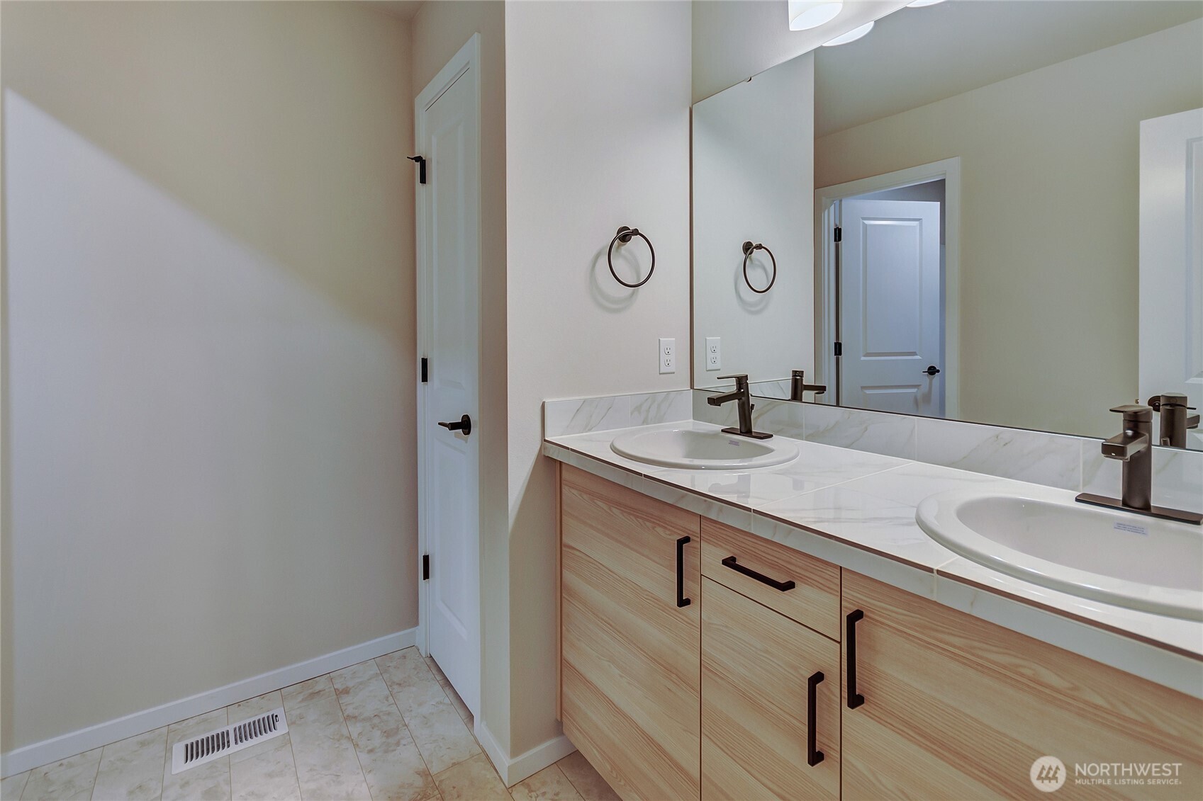 Photos of a previously built Rainier plan. SOme upgrades may appear that are no longer available.