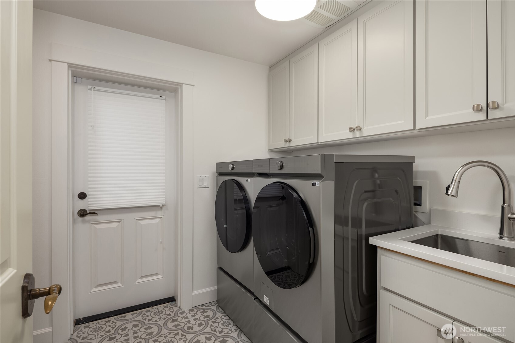 Laundry w/access to backyard
