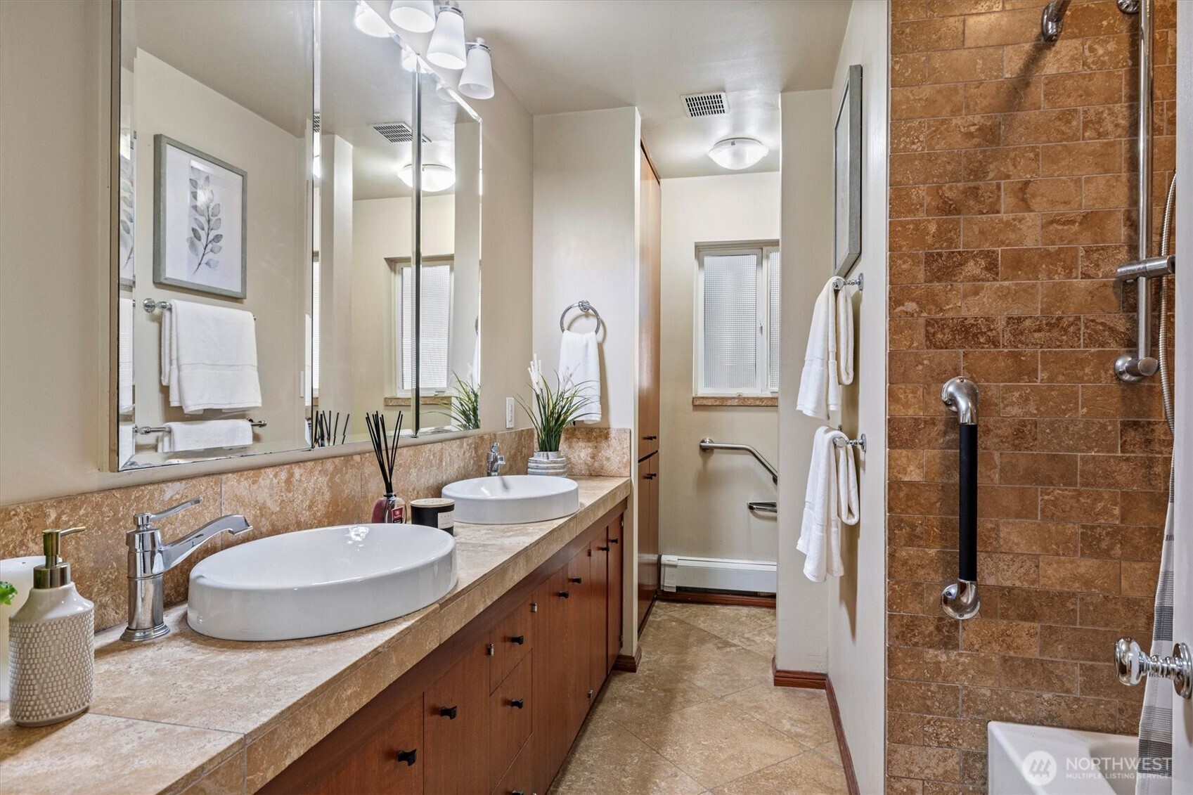 Hallway bathroom Main Floor